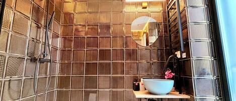 Ducha, artículos de tocador gratuitos, secador de pelo, toallas