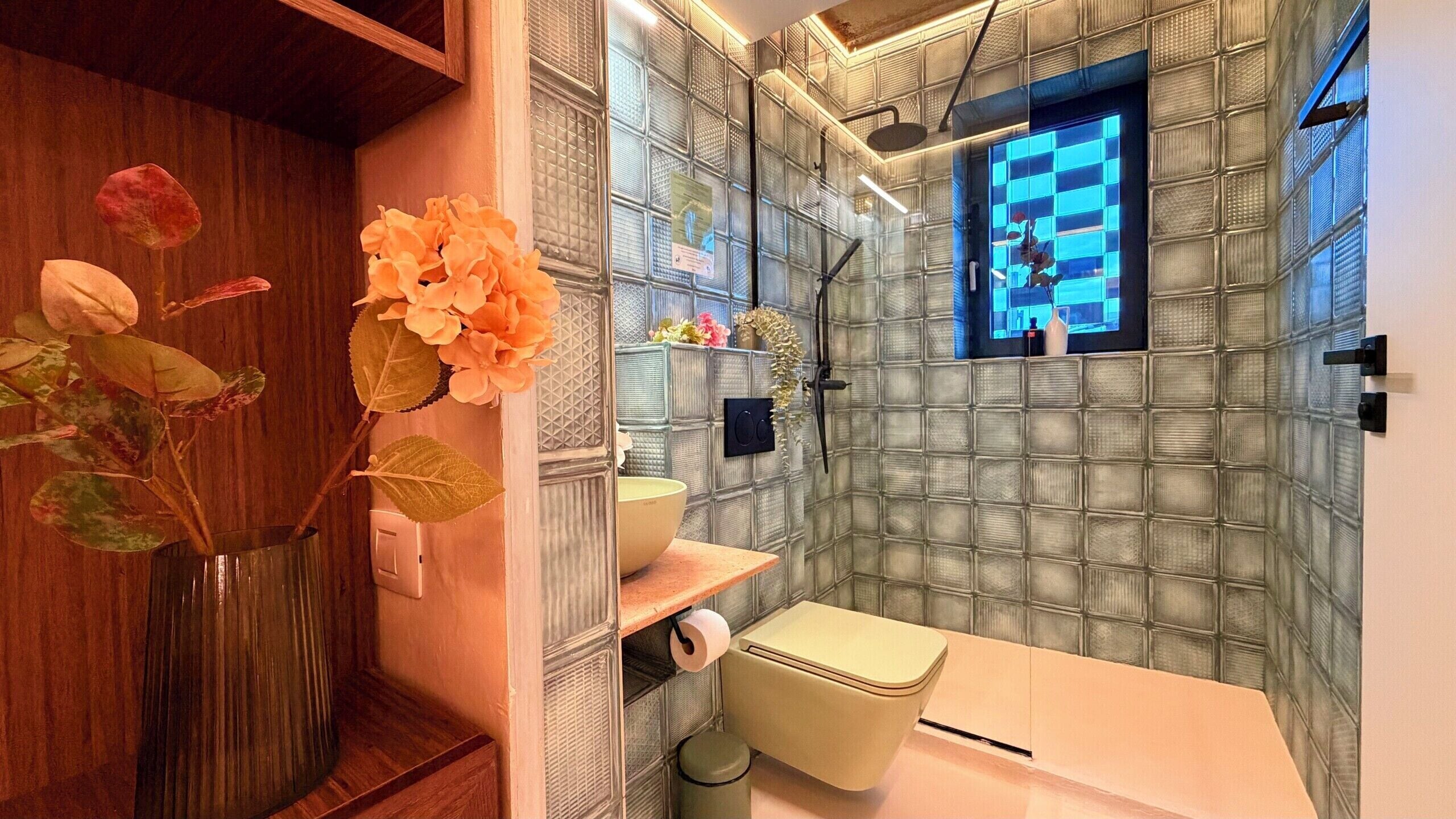 Studio Confort, 1 grand lit, non-fumeurs, salle de bains privée | Salle de bain | Douche, articles de toilette gratuits, sèche-cheveux