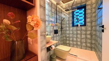 Studio Confort, 1 grand lit, non-fumeurs, salle de bains privée | Salle de bain | Douche, articles de toilette gratuits, sÚche-cheveux