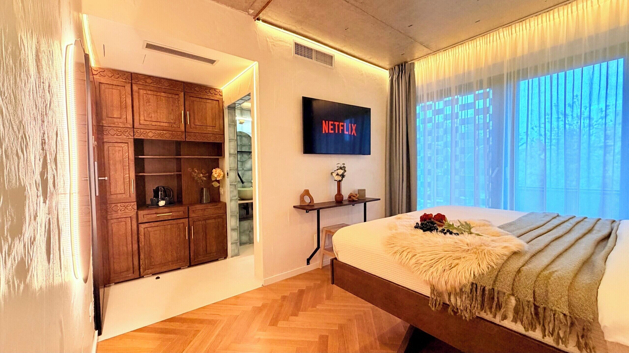 Cortinas blackout, tabla de planchar con plancha y wifi gratis 