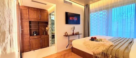 Comfort Studio, 1 Queen Bed, Non Smoking, Private Bathroom | Blackout curtains, iron/ironing board, free WiFi, bed sheets