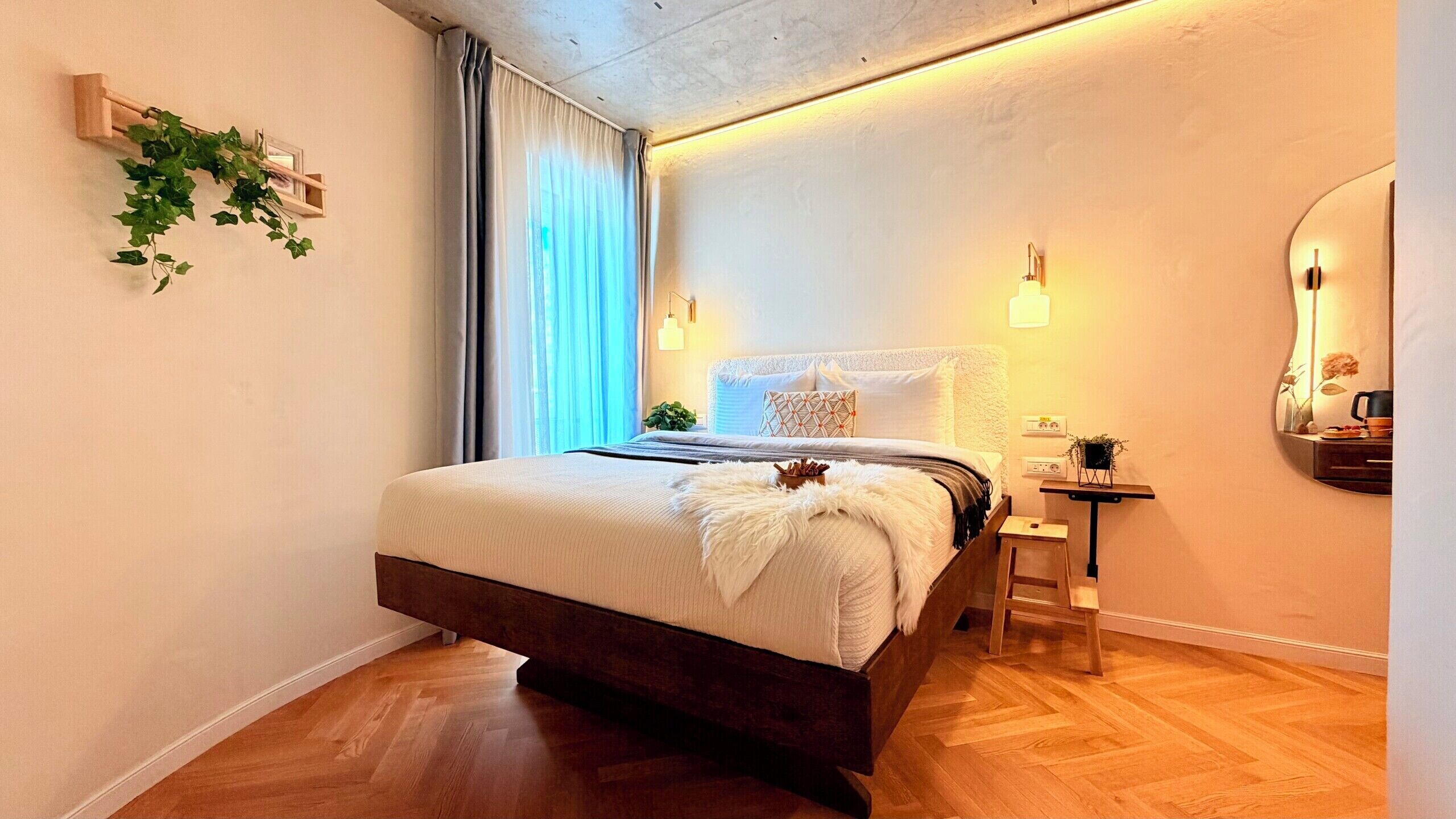 Comfort Studio, 1 Queen Bed, Non Smoking, Private Bathroom | Blackout drapes, iron/ironing board, free WiFi, bed sheets