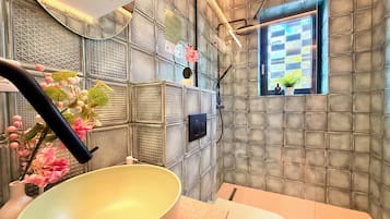 Buồng tắm vòi sen, đồ dùng nhà tắm miễn phí, máy sấy tóc, khăn tắm