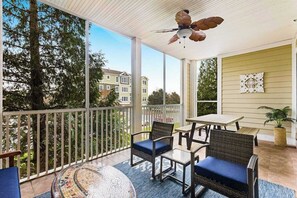 Outdoor dining - Charming condo near the pool with hot tub & tennis (Selbyville)