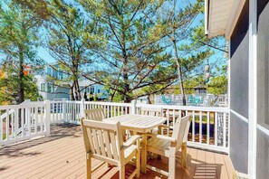 Outdoor dining - Downtown Bethany Beach house w/ free WiFi, gas grill and outside shower (Bethany Beach)