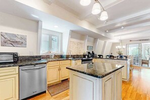 Fridge, microwave, oven, stovetop - Downtown Bethany Beach house w/ free WiFi, gas grill and outside shower (Bethany Beach)