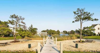 Mallard Lakes Waterfront Getaway w/ Free WiFi, A/C, Shared Pools, & Hot Tub