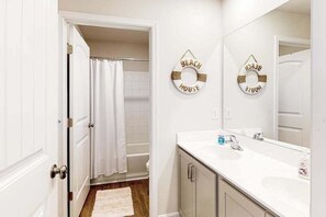 Shower, hair dryer, towels - Ocean View Beach Club house near the beach with pool, & W/D (Ocean View)