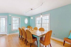 Dining - Downtown Bethany Beach house w/ gas grill, outside shower and screened porch (Bethany Beach)
