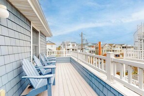 Terrace/patio - Downtown Bethany Beach house w/ gas grill, outside shower and screened porch (Bethany Beach)