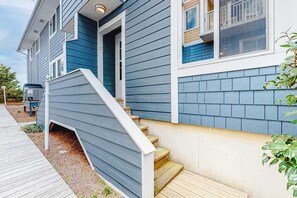 Exterior - Sandywalk Oceanfront Townhouse w/Private Washer and Dryer + Free WiFi (Bethany Beach)