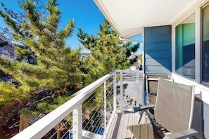 Property grounds - Sandywalk Townhouse Right on the Beach with Free WiFi, Private Washer/Dryer (Bethany Beach)