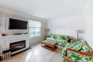 TV, fireplace, DVD player, offices - Sandywalk Townhouse Right on the Beach with Free WiFi, Private Washer/Dryer (Bethany Beach)
