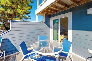 Outdoor dining - Sandywalk Townhouse Right on the Beach with Free WiFi, Private Washer/Dryer (Bethany Beach)