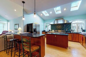 Fridge, microwave, oven, stovetop - Salt Pond House close to beach with W/D, pool, tennis access (Bethany Beach)