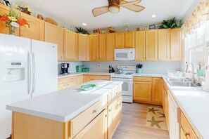 Fridge, microwave, oven, stovetop - Kensington Court Townhouse w/Coastal Decor, Shared Pool, & Free WiFi - Near Beach (Frankford)