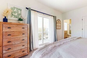 Desk, iron/ironing board, travel cot, WiFi - Town of South Bethany canal-front home with dock & decks - two blocks to beach (South Bethany)