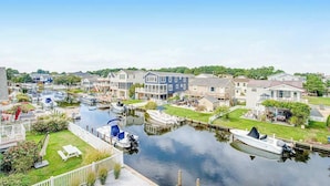Et boligområde med huse, en kanal og både.