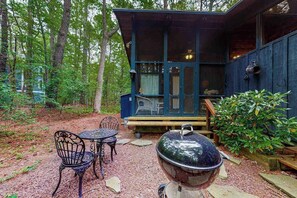 Outdoor dining - Middlesex Beach home close to water with screened porch & alfresco dining (South Bethany)
