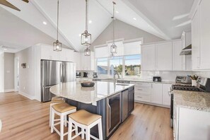 Fridge, microwave, oven, stovetop - Middlesex Beach coastal getaway with free WiFi & private washer and dryer (South Bethany)