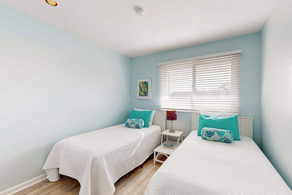 Tabla de planchar con plancha, wifi, ropa de cama