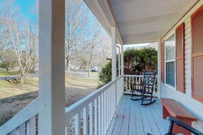 Property grounds - Cottages on Whites Creek house near beach w/private W/D, shared pool, free WiFi (Ocean View)