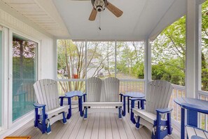 Terrace/patio - Cottages on Whites Creek house near beach w/private W/D, shared pool, free WiFi (Ocean View)
