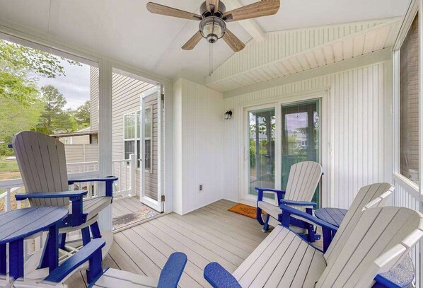 Terrace/patio - Cottages on Whites Creek house near beach w/private W/D, shared pool, free WiFi (Ocean View)