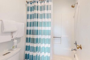 Shower, towels - Sea Colony Condo Close to the Beach w/Free WiFi, Shared Pool, Private W/D (Bethany Beach)
