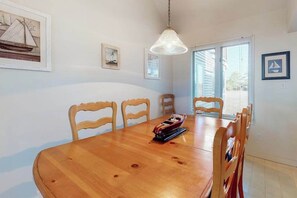 Dining - Stewards Watch ownhouse close to the ccean w/shared pool, free WiFi, private W/D (Bethany Beach)