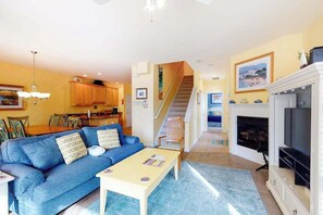 TV, fireplace, DVD player, offices - Salt Pond townhouse close to pond & ocean with WiFi & paid-access pool (Bethany Beach)