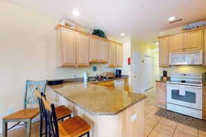Fridge, microwave, oven, stovetop - Salt Pond townhouse close to pond & ocean with WiFi & paid-access pool (Bethany Beach)