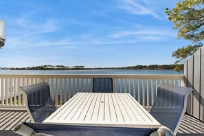 Outdoor dining - Salt Pond townhouse overlooking the water with WiFi & washer/dryer (Bethany Beach)