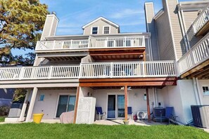 Exterior - Salt Pond townhouse overlooking the water with WiFi & washer/dryer (Bethany Beach)