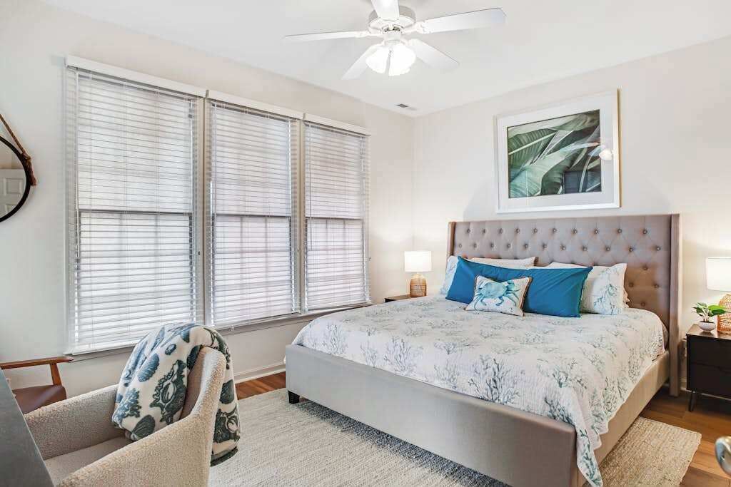 Desk, iron/ironing board, WiFi, bed sheets