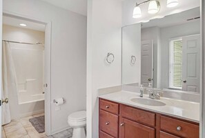 Shower, hair dryer, towels - Bear Trap Dunes townhome with central AC & washer/dryer - on-site pools & tennis (Ocean View)