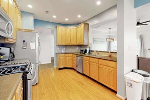 Fridge, microwave, oven, stovetop - Bayside at Bethany Lakes townhome w/central AC, pool, hot tub & gym access (Ocean View)