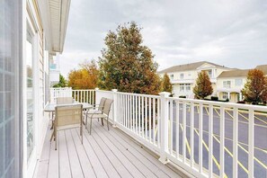 Outdoor dining - Bayside at Bethany Lakes townhome w/central AC, pool, hot tub & gym access (Ocean View)