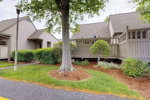 Exterior - Sea Colony townhome with large deck, fast WiFi & central AC - fully renovated (Bethany Beach)