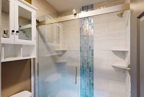 Shower, hair dryer, towels - Sea Colony townhome with large deck, fast WiFi & central AC - fully renovated (Bethany Beach)