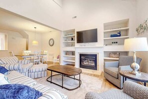 TV, fireplace, offices - Bear Trap Dunes condo with access to tennis/pickleball, sauna, pool & fast WiFi (Ocean View)