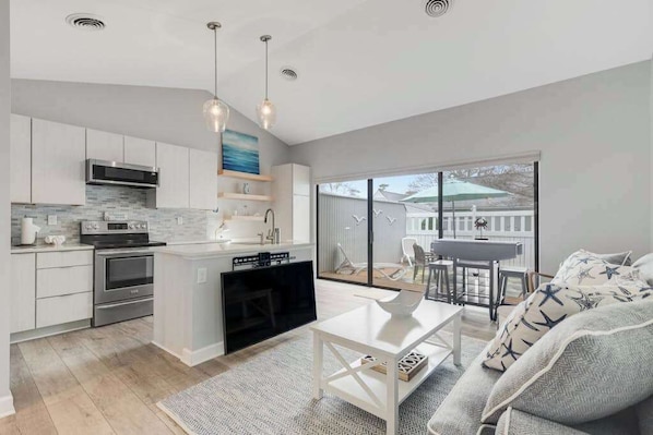 TV, offices - Newly renovated Sea Colony Tennis end condo with W/D, world-class tennis & pools (Bethany Beach)
