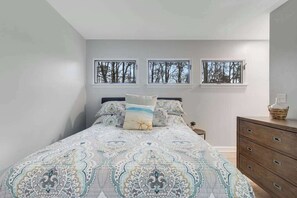 Desk, iron/ironing board, WiFi, bed sheets - Newly renovated Sea Colony Tennis end condo with W/D, world-class tennis & pools (Bethany Beach)