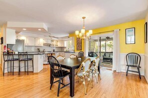 Dining - Dog-friendly South Bethany gem near the beach with central AC & fast WiFi (South Bethany)