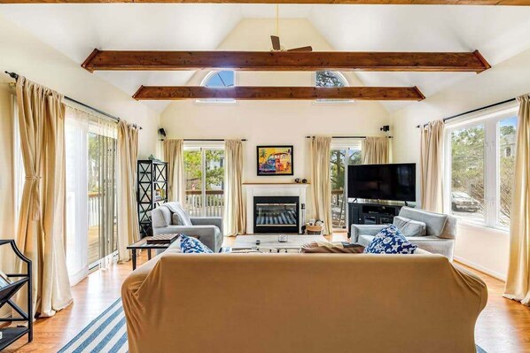 TV, fireplace, DVD player, offices - Dog-friendly South Bethany gem near the beach with central AC & fast WiFi (South Bethany)