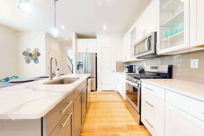 Fridge, microwave, oven, stovetop - Bayside Resort family home w/ central AC and access to pools & tennis (Selbyville)