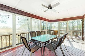 Outdoor dining - Cat Hill house with free WiFi and canal access (Bethany Beach)