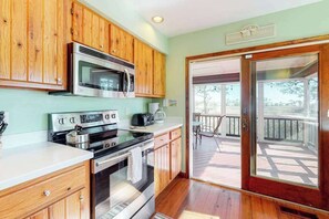 Fridge, microwave, oven, stovetop - Cat Hill house with free WiFi and canal access (Bethany Beach)