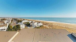 Un área residencial costera con casas y una playa.