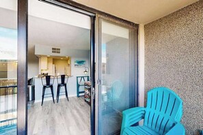 Property grounds - Sea Colony oceanfront 2nd floor condo w/ free WiFi, shared sauna, and pool (Bethany Beach)